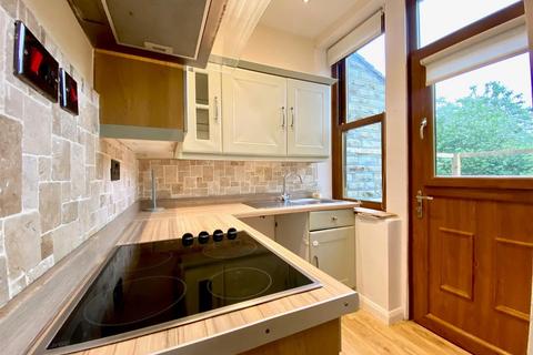 2 bedroom terraced house to rent, St Giles Road, Lightcliffe