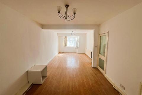4 bedroom terraced house to rent, Ash Grove, HOUNSLOW TW5