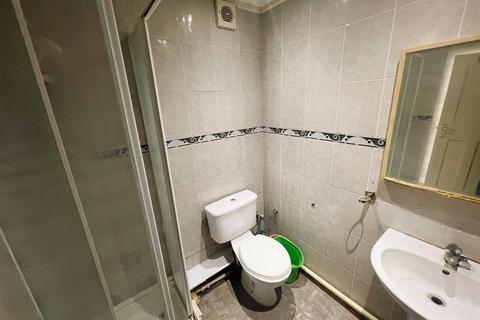 4 bedroom terraced house to rent, Ash Grove, HOUNSLOW TW5