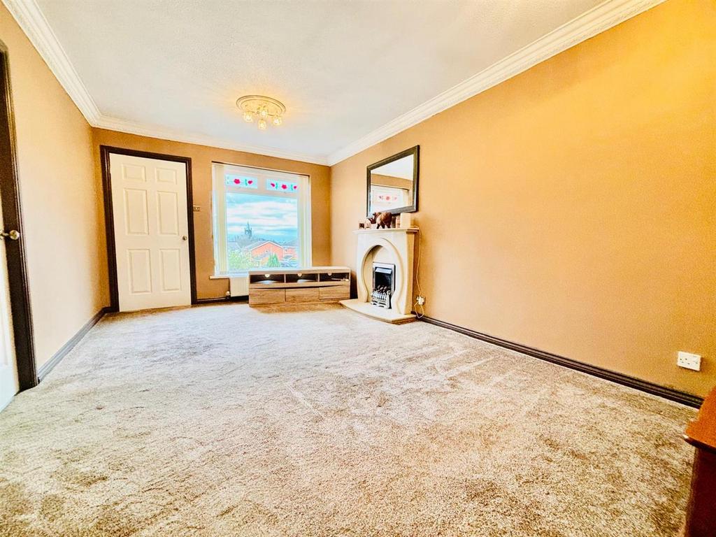 Living Room / Dining Room: