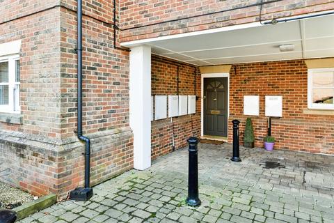2 bedroom ground floor flat for sale, Bancroft, Hitchin