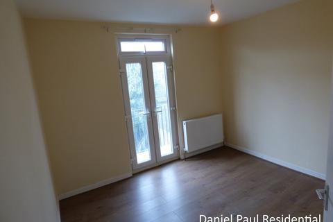 2 bedroom flat to rent, Elthorne Avenue