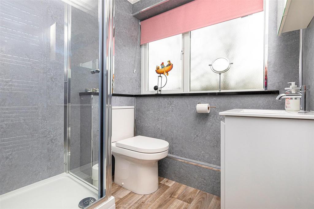 Bathroom 1 .jpg