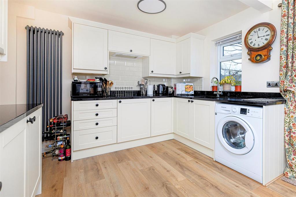 Kitchen 2.jpg