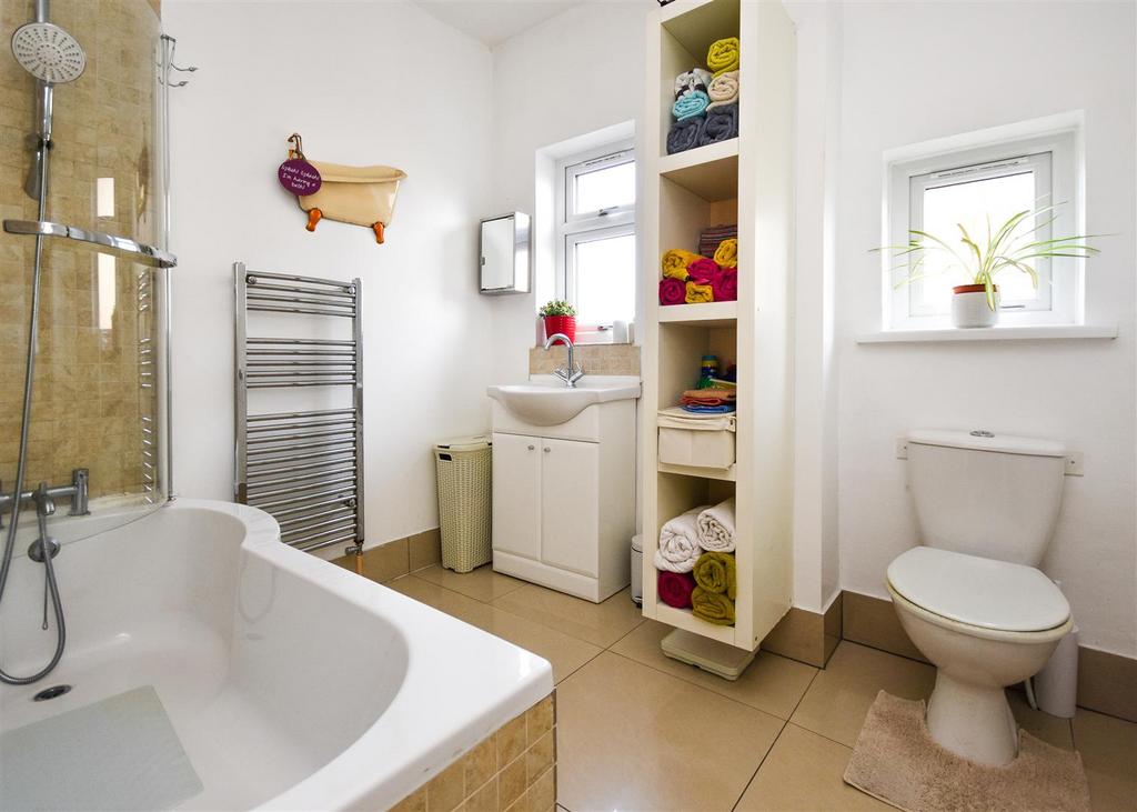 29 Goldthorn Avenue - Bathroom.jpg