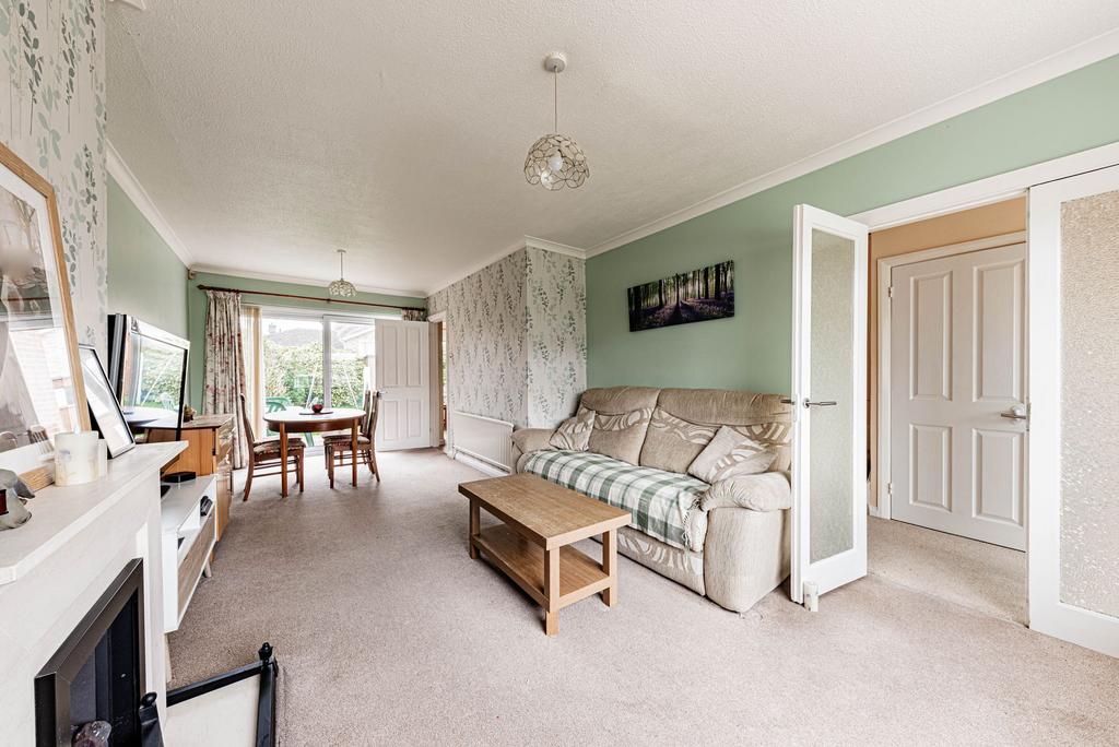 Living Room/Dining Room (2)