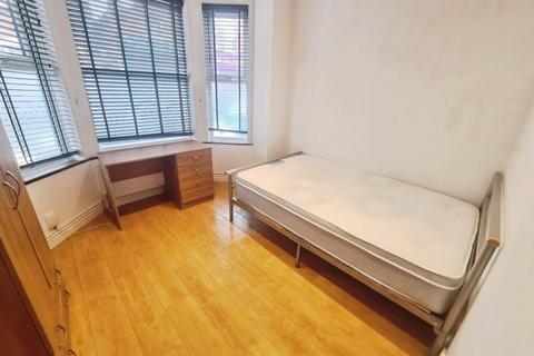 6 bedroom semi-detached house to rent, Cawdor Road, Manchester M14