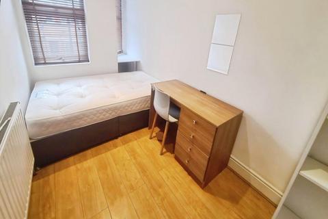 6 bedroom semi-detached house to rent, Cawdor Road, Manchester M14