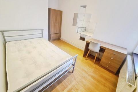 6 bedroom semi-detached house to rent, Cawdor Road, Manchester M14