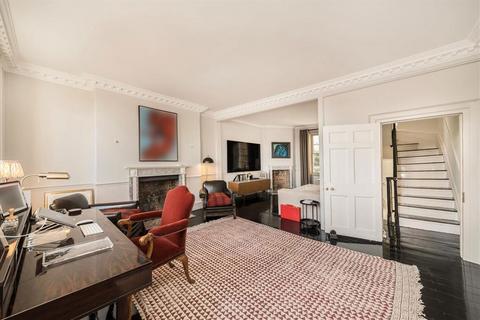 4 bedroom flat to rent, Cheyne Walk, London SW10