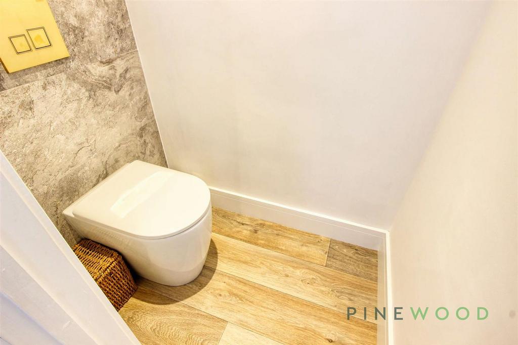 Main bedroom suite  wc