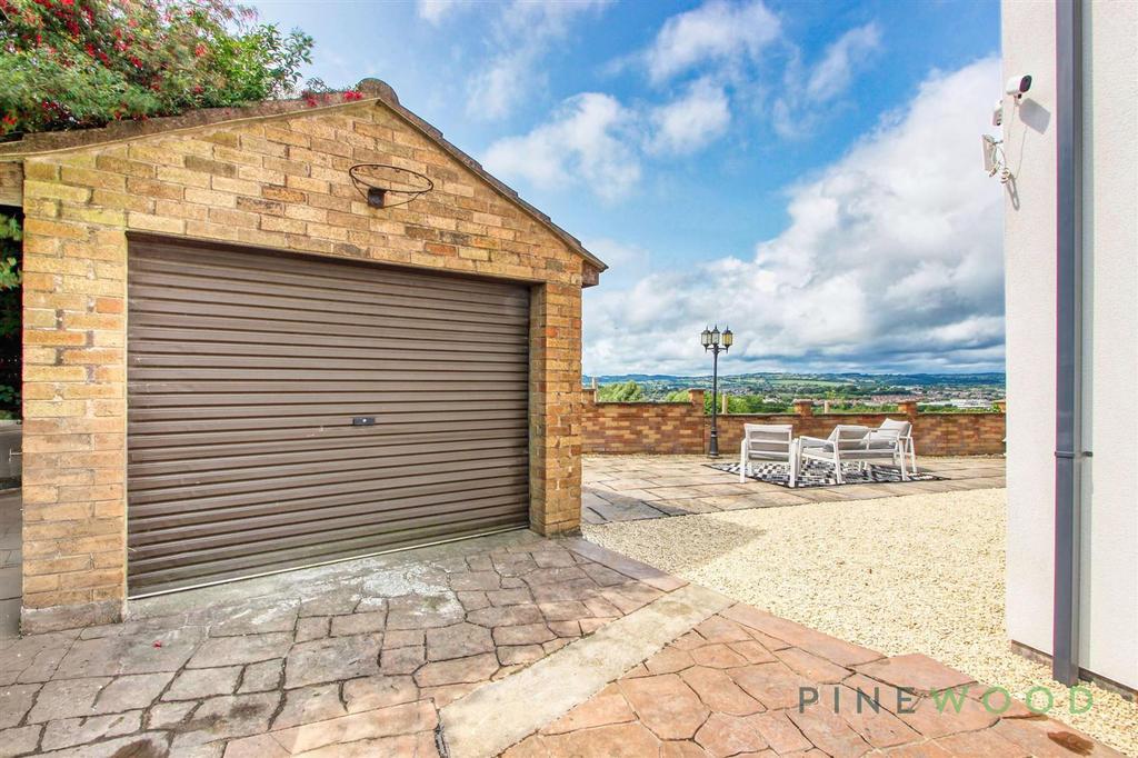 Detached garage
