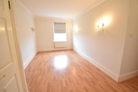 2 bedroom apartment to rent, Balaclava Road, Long Ditton
