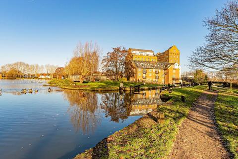 2 bedroom flat for sale, Bourneside Road, Addlestone KT15