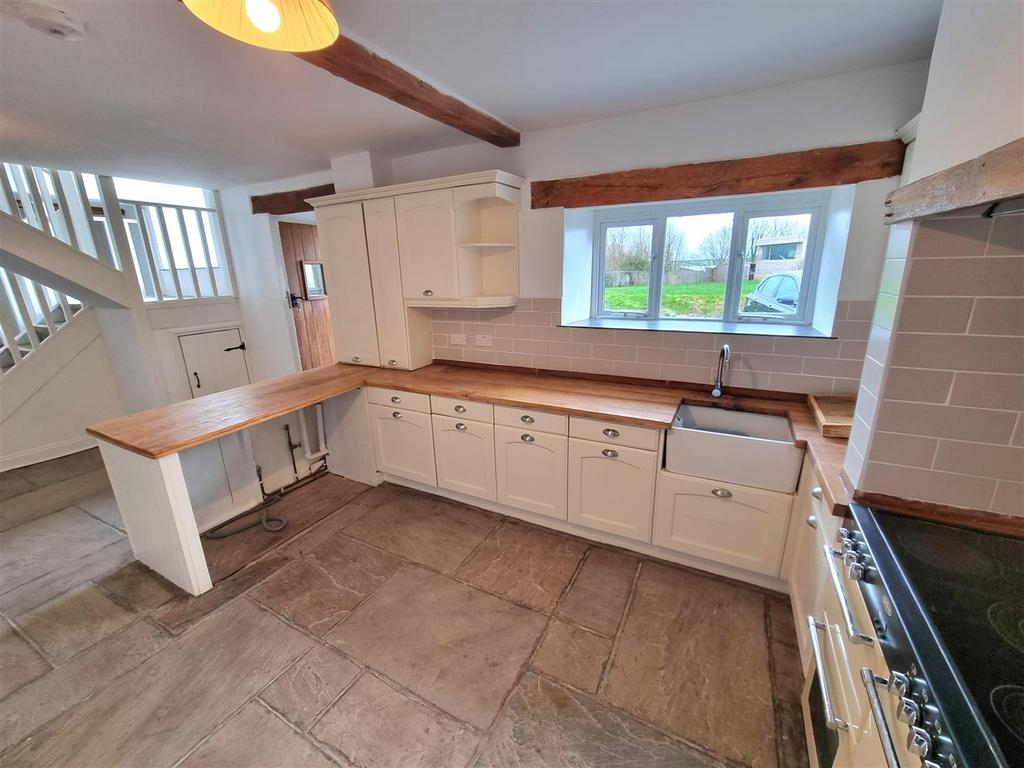 Kitchen 1.jpg