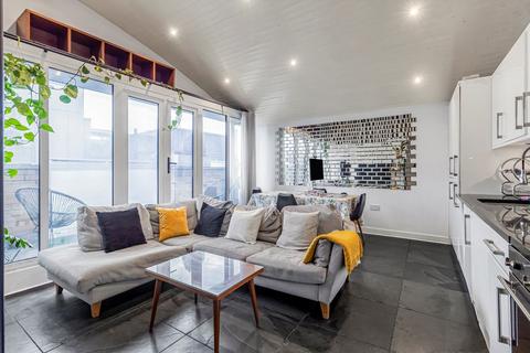 2 bedroom flat to rent, Wadeson Street, London E2