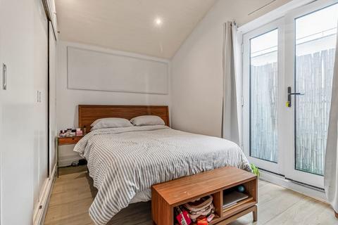 2 bedroom flat to rent, Wadeson Street, London E2