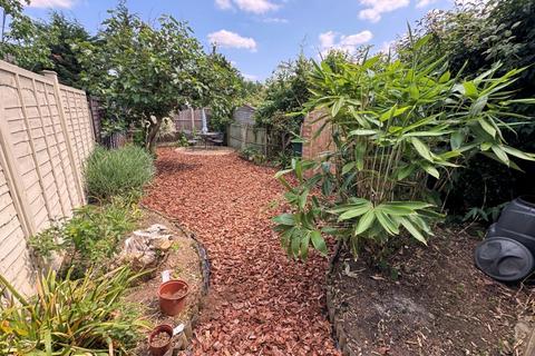 2 bedroom flat to rent, WOODGRANGE AVE, NORTH FINCHLEY, N12