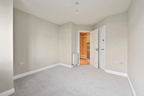 2 bedroom flat for sale, Kingston Road, Surrey TW18