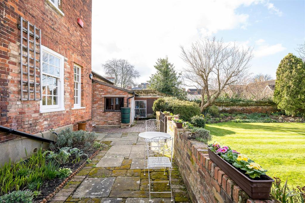 250315 - 4 The Crescent, Bedford - 50.jpg