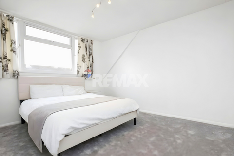 3 bedroom semi-detached house to rent, Birch Close, Romford RM7