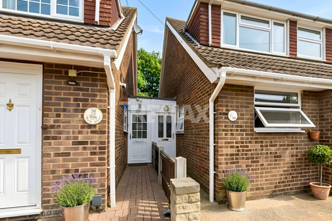 3 bedroom semi-detached house to rent, Birch Close, Romford RM7