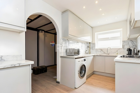 3 bedroom semi-detached house to rent, Birch Close, Romford RM7