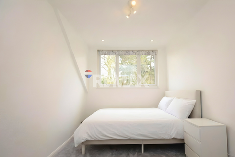 3 bedroom semi-detached house to rent, Birch Close, Romford RM7