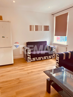 3 bedroom flat to rent, Collier Row Road, Romford RM5