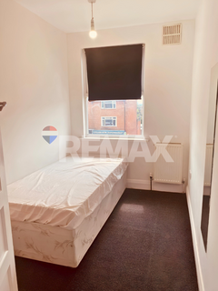 3 bedroom flat to rent, Collier Row Road, Romford RM5