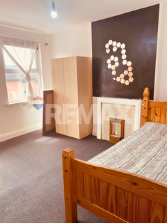3 bedroom flat to rent, Collier Row Road, Romford RM5