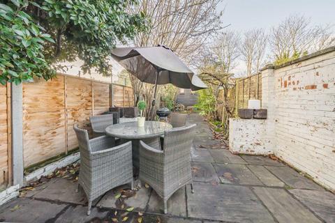 2 bedroom terraced house to rent, Upper Halliford Road, Shepperton TW17