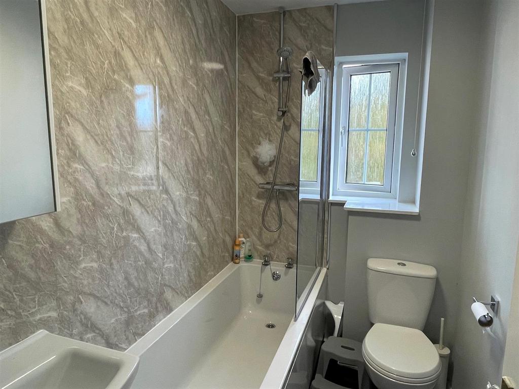 Celtic drive bathroom.jpg