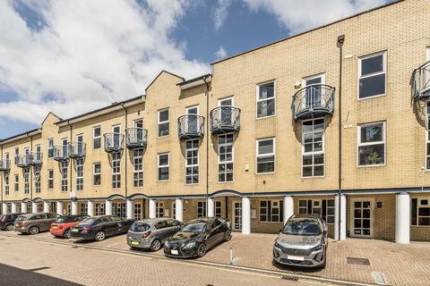3 bedroom flat for sale, Arden Crescent, London E14
