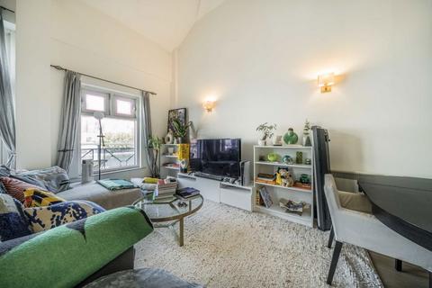 3 bedroom flat for sale, Arden Crescent, London E14
