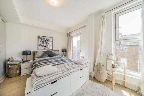 3 bedroom flat for sale, Arden Crescent, London E14