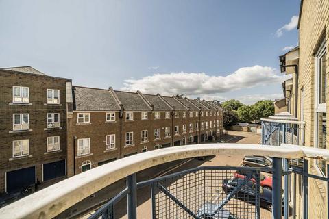 3 bedroom flat for sale, Arden Crescent, London E14