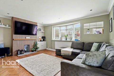 3 bedroom semi-detached house for sale, Swansholme Gardens, Sandy