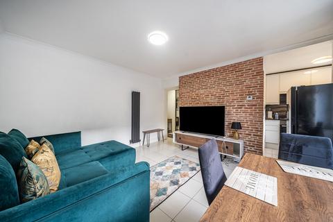 undefined, Taffy's How, Mitcham CR4