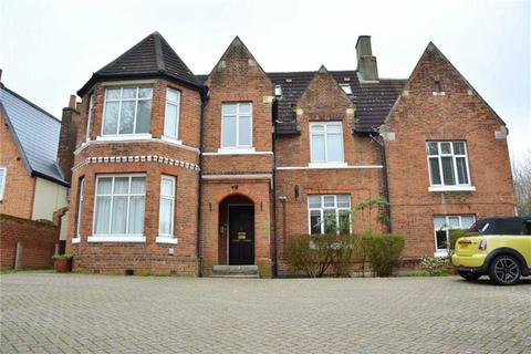 2 bedroom flat to rent, Southend Crescent, London SE9