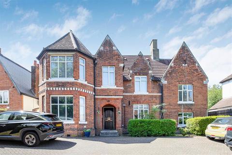 2 bedroom flat to rent, Southend Crescent, London SE9