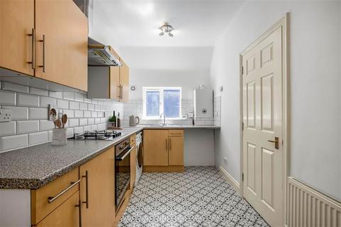 2 bedroom flat to rent, Southend Crescent, London SE9