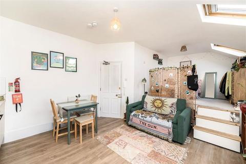 Studio to rent, Pepys Road, London SE14