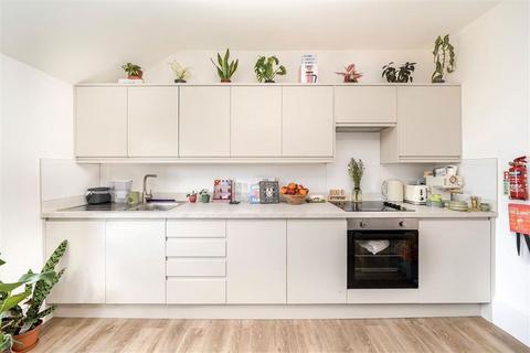 Studio to rent, Pepys Road, London SE14