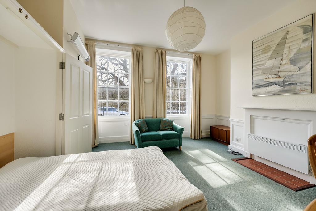 Bedroom ()