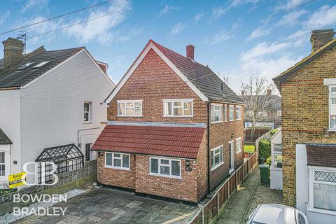 4 bedroom detached house for sale, Havering Road, Romford, RM1