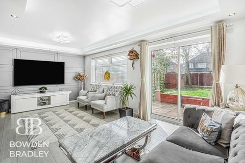 4 bedroom detached house for sale, Havering Road, Romford, RM1