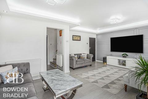 4 bedroom detached house for sale, Havering Road, Romford, RM1