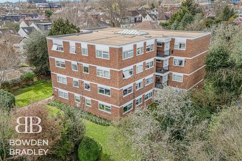 2 bedroom flat for sale - Lynwood Close, South Woodford, E18