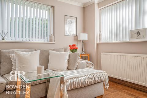 2 bedroom flat for sale, Lynwood Close, South Woodford, E18